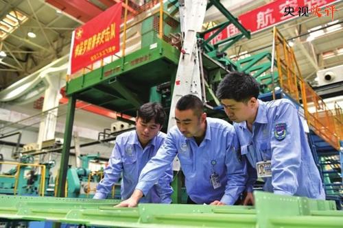 「央视快评」争做有理想 敢担当 能吃苦 肯奋斗的新时代好青年