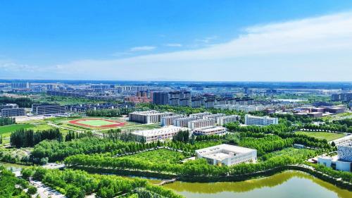 翱翔理工天，学府美景连