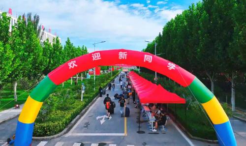 新疆理工学院迎来2024级新生，青春活力涌动校园!