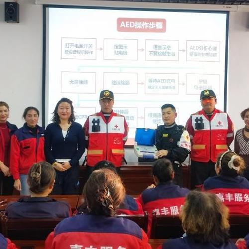 后勤从业人员学习急救技能，助力平安校园建设