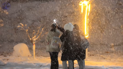 校园飞雪漫天舞，笑闹声中雪仗酣，青春活力融冬寒！