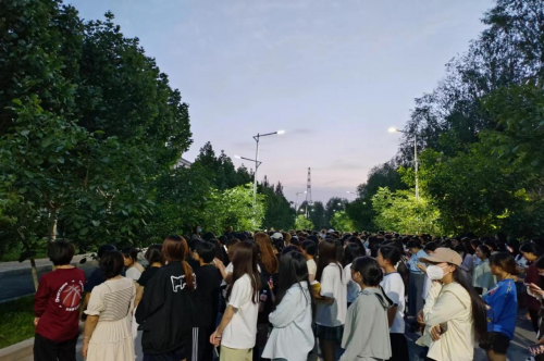 筑牢安全防线，守护生命之花——人文社会科学学院开展学生宿舍消防抗震应急疏散演练