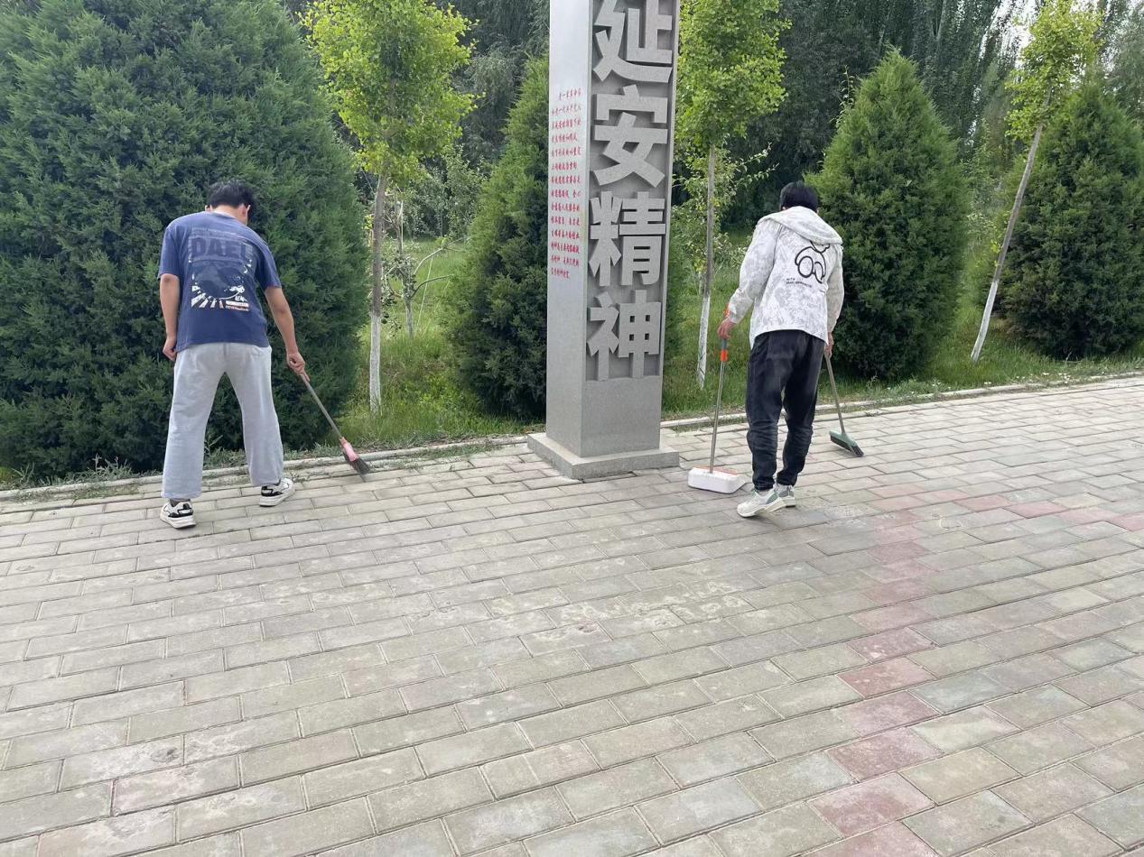 【迎评促建】文明少年 微笑传递——信息工程学院学生第三党支部开展打扫图书馆两侧红色走廊活动