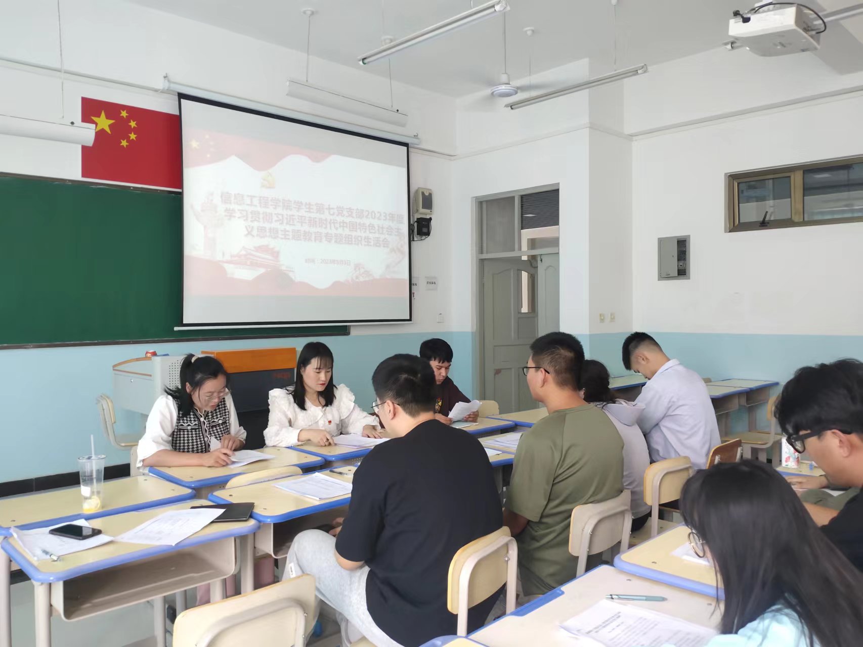 【迎评促建】组织生活凝思想，同心奋进谋新篇—信息工程学院学生第七党支部召开主题教育专题组织生活会