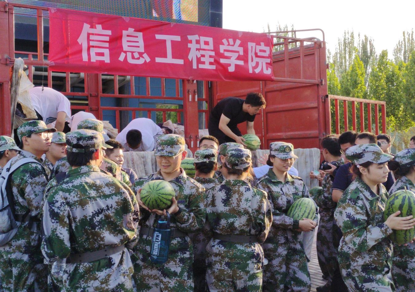 【迎评促建】军训送清凉，关爱暖人心 ——信息工程学院领导慰问2023级军训学生  