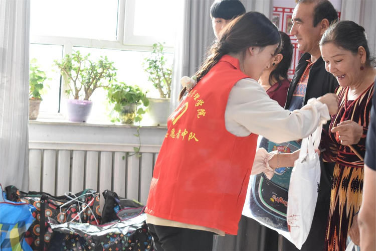 “爱心相伴，情系经管” ——新疆理工学院经济贸易与管理学院爱心捐赠活动成功举办