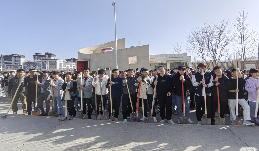 【迎评促建】信息工程学院组织开展“教育润于心，劳动践于行”实践活动