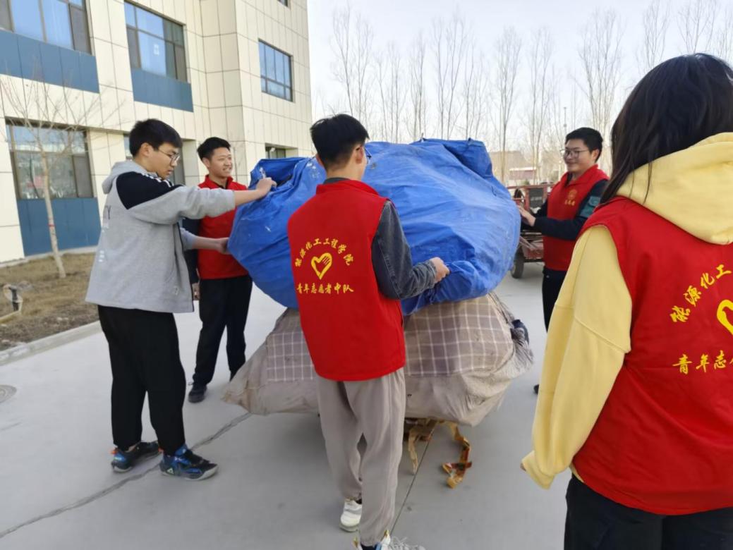 【迎评促建】废品回收工作有序开展，助力环保与资源循环利用——能源化工工程学院“点滴汇聚·爱心共助”第四期来喽！