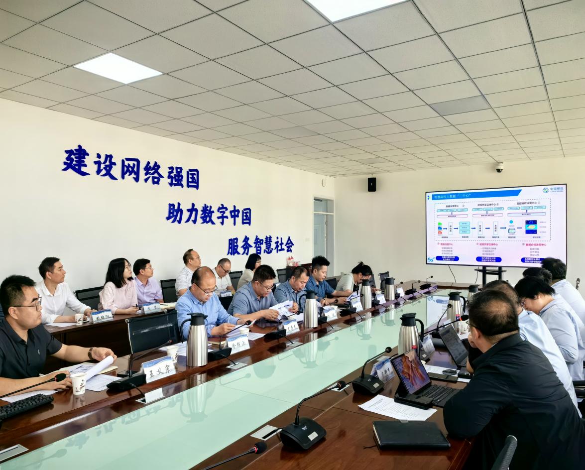 中国移动通信集团新疆有限公司阿克苏地区分公司党委委员副总经理熊建君一行至信息工程学院开展交流座谈会