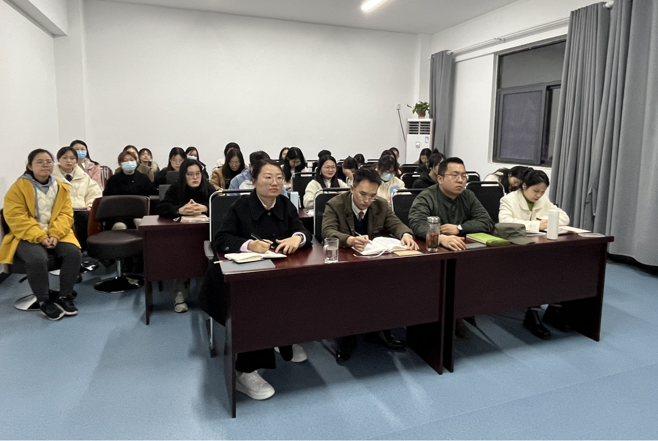 皖疆马院共办“两会”精神宣讲报告会全国人大代表吴梅芳作宣讲