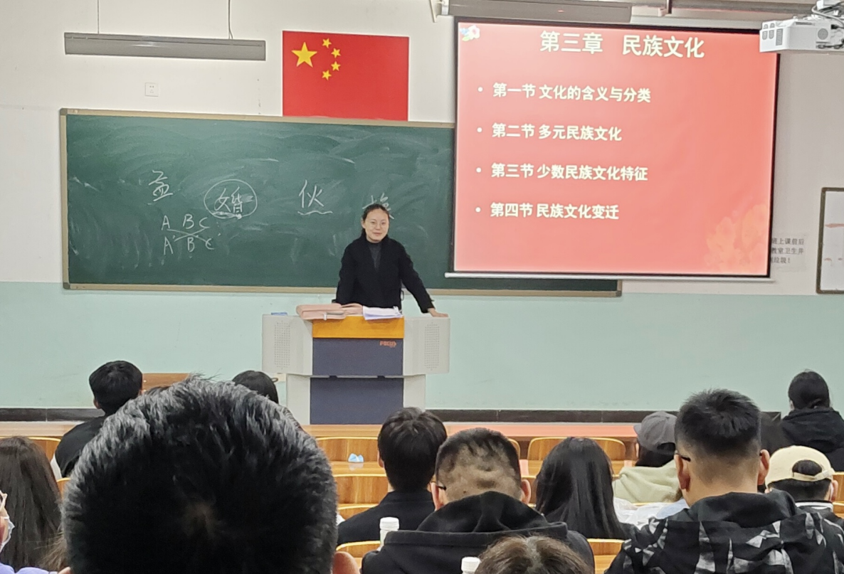 【迎评促建】“两会”精神鲜活融入——师生课上共同交流