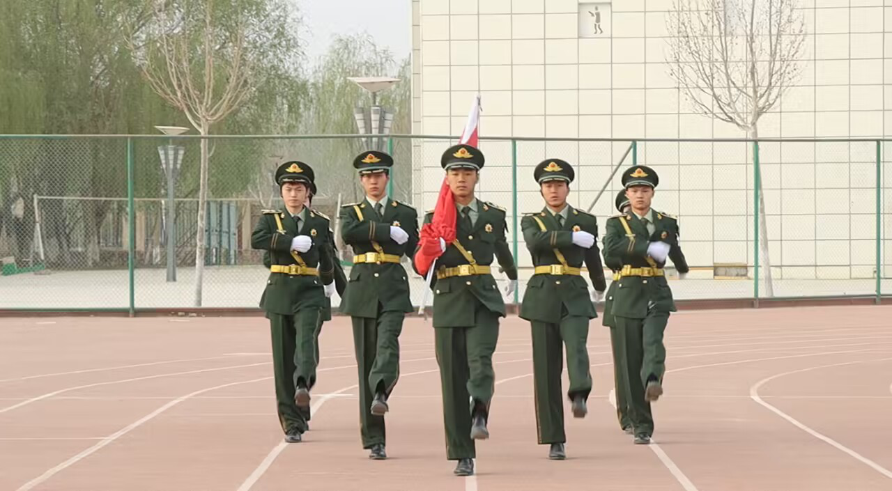 树牢总体国家安全观，感悟新时代国家安全成就—信息工程学院组织开展升国旗仪式