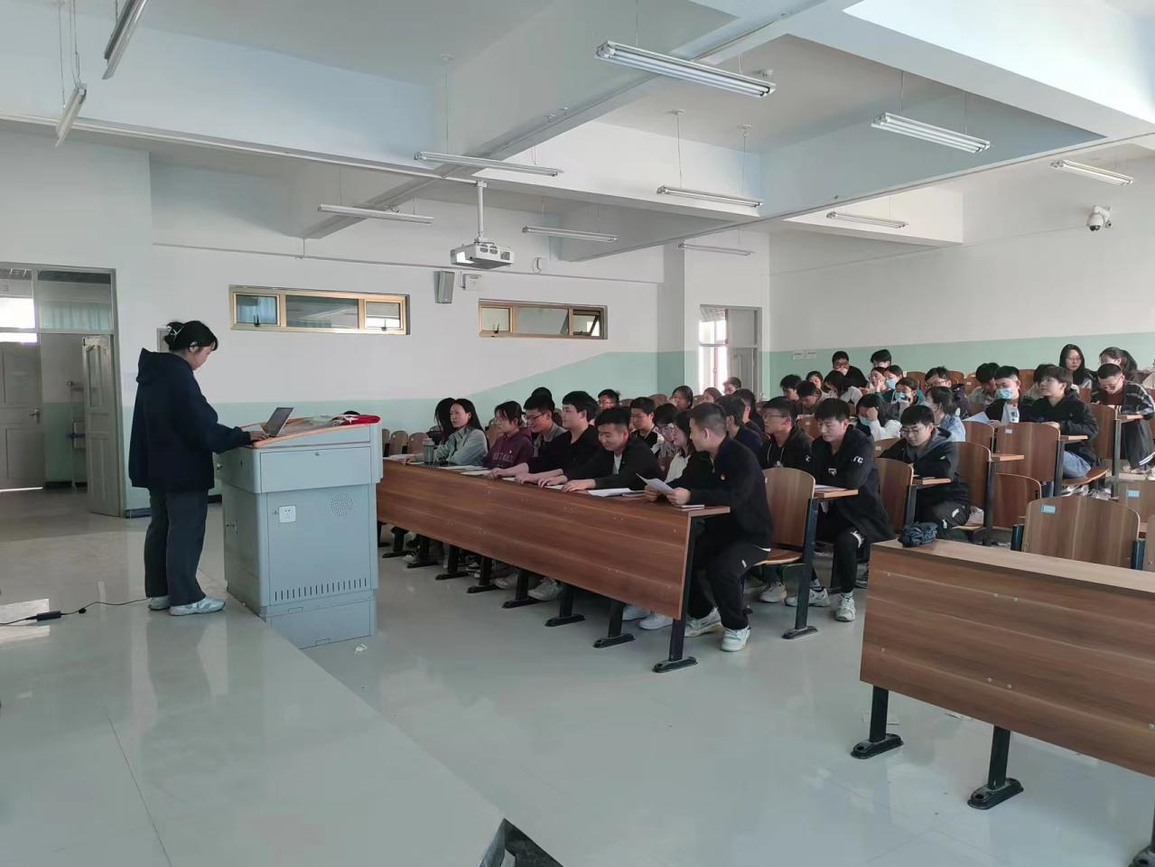 注入新血液，发展新力量—信息工程学院学生第一 党支部组织召开“接收预备党员”党员大会