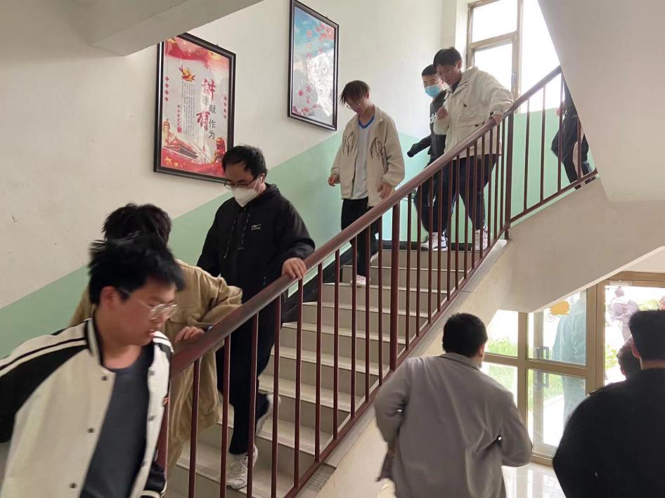 信息工程学院组织开展学生公寓消防应急疏散演练